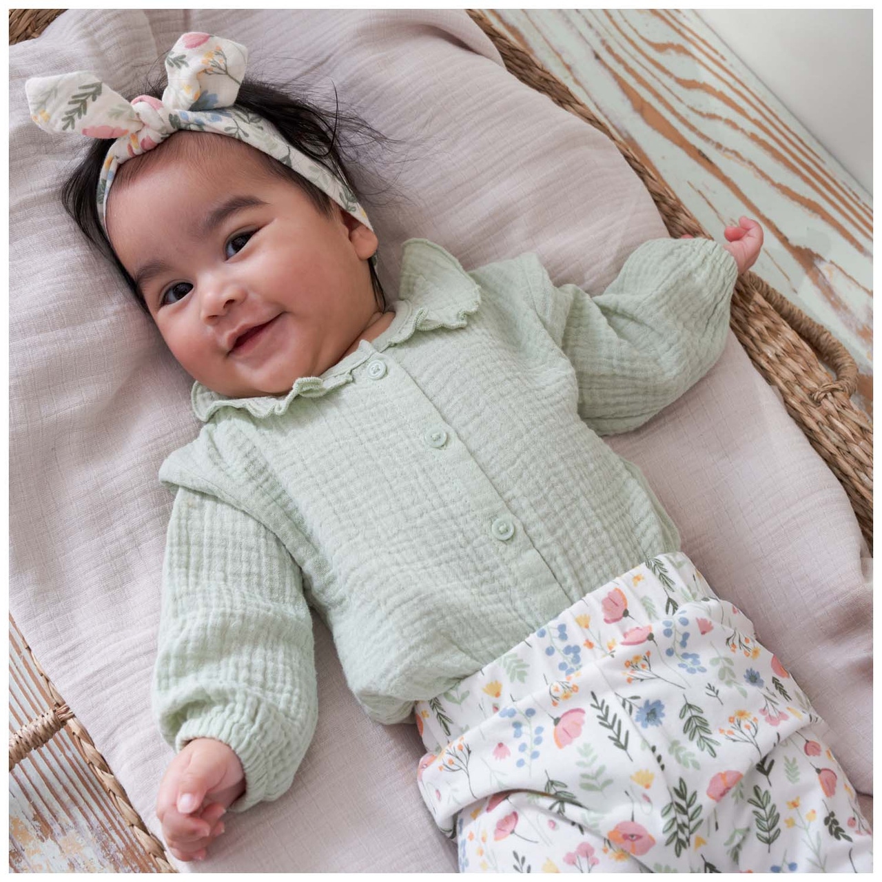 Representatieve officiële modelfoto: babyshirts en tops bij Prénatal