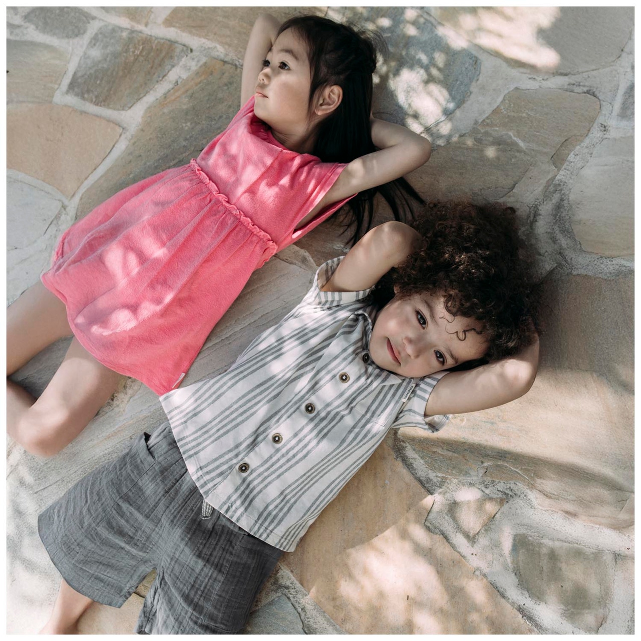 Representatieve officiële modelfoto: kindershirts en tops bij Prénatal