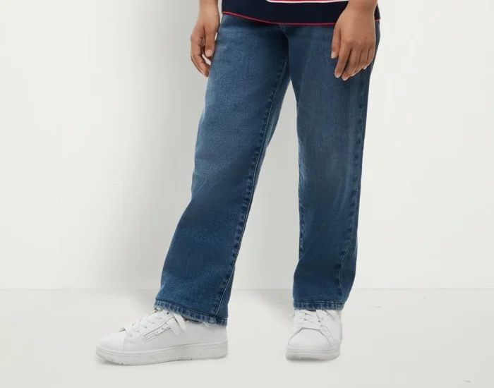 Gedragen blauwe jeans van taille tot hele schoenen uit het goedgekeurde Bijenkorf-beeld