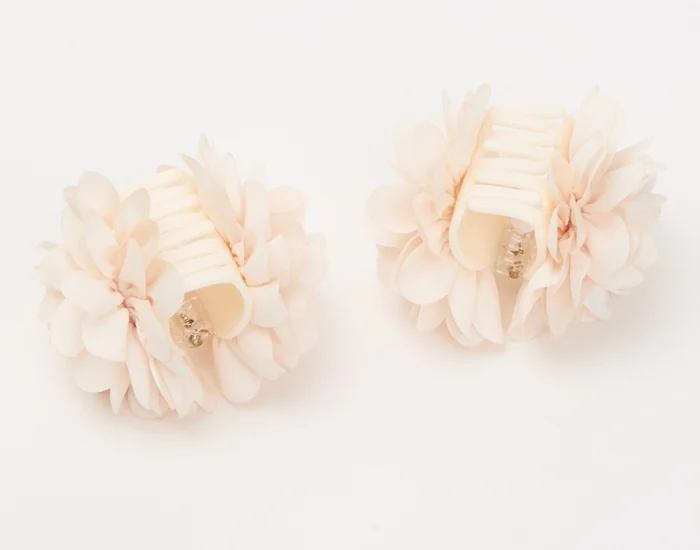 Twee lichte Konges Sløjd-haarclips met stoffen bloemen