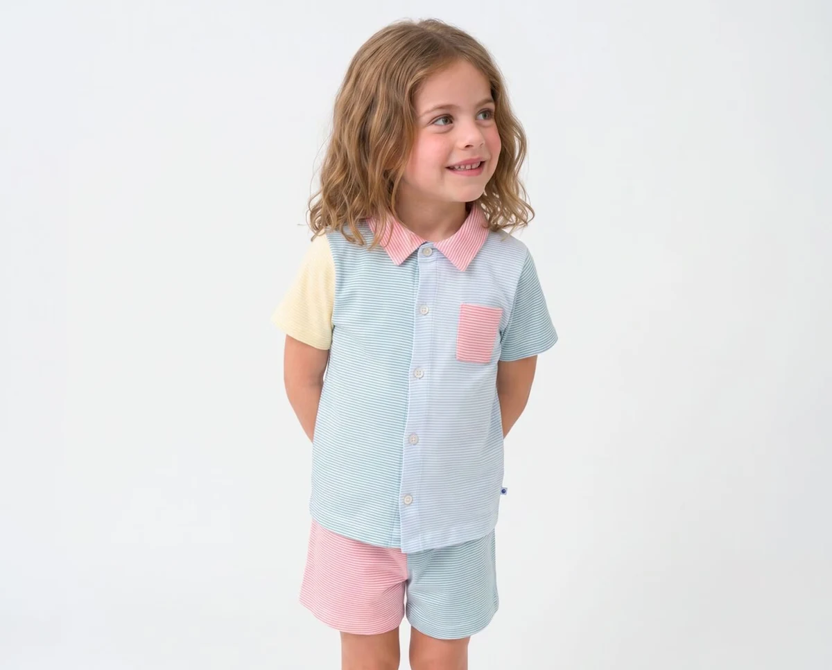 Kind in een gestreepte Petit Bateau-zomerpyjama met korte broek