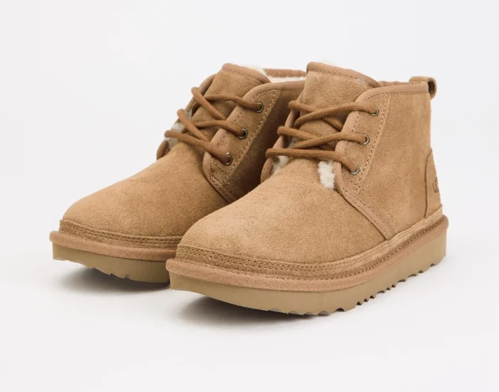 Een paar cognackleurige UGG-kinderveterboots