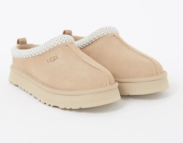 Een paar beige UGG Tazz-kinderinstappers met warme voering
