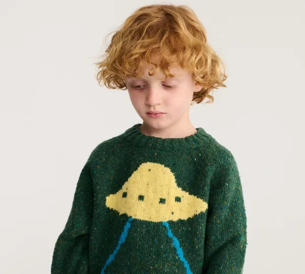 Jongen in een groene Bobo Choses-trui met gele print