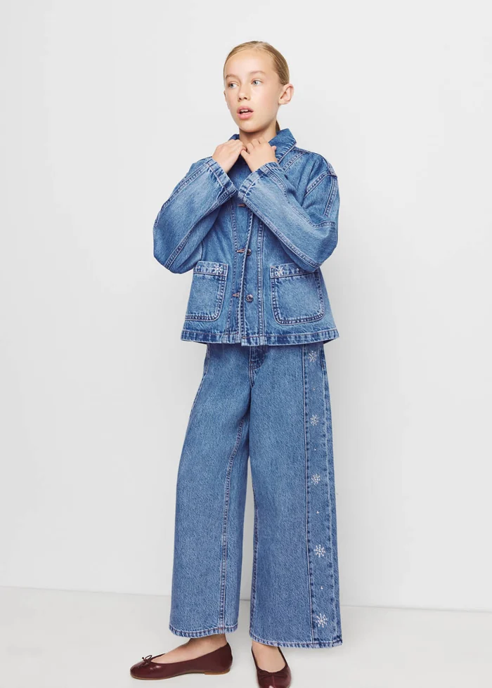Meisje met een denim Mango-jas met studs