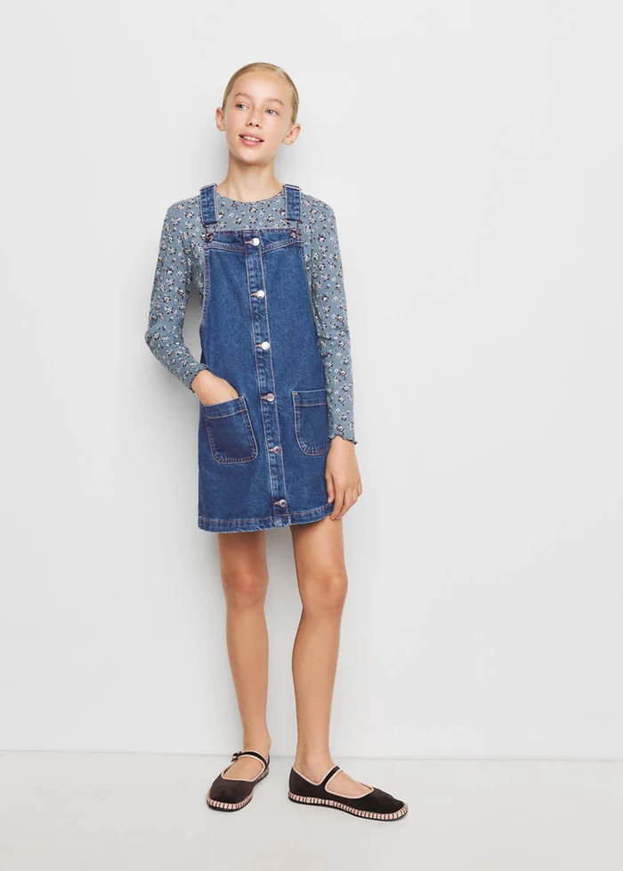 Meisje met een denim Mango-overgooier