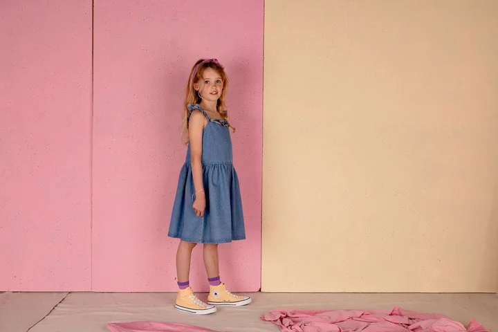 Meisje met een blauwe Nixnut-jurk