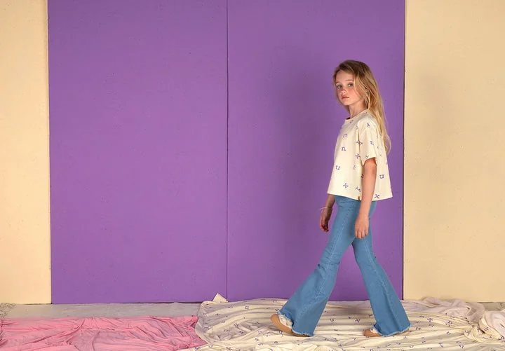 Meisje met een crème Nixnut-shirt