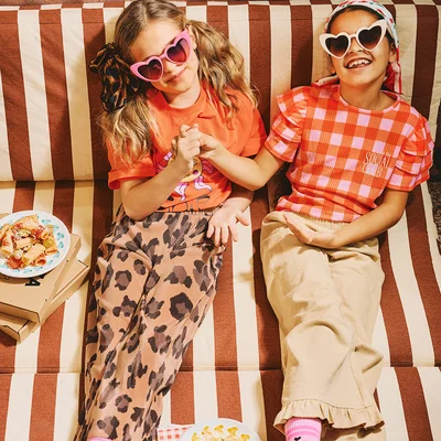 Kinderen in kleurrijke Z8-shirts met prints