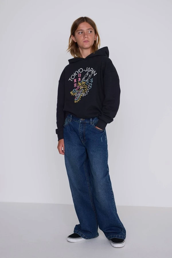 Jongen met een donkerblauwe jeans uit het officiële Wehkamp-aanbod
