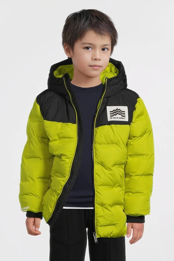 Jongen in een groene jas uit het officiële Wehkamp-aanbod