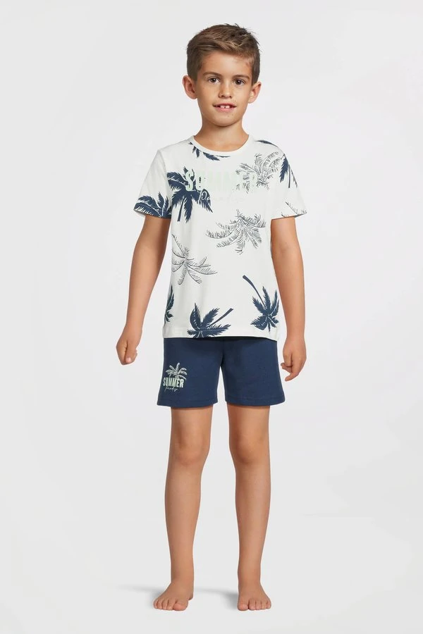 Jongen in een blauw-witte shortama uit het officiële Wehkamp-aanbod