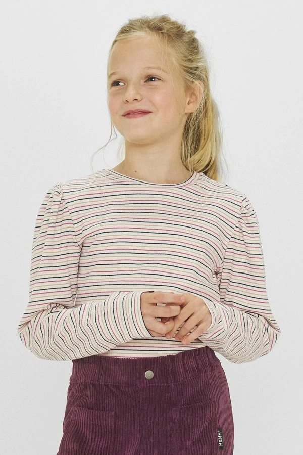 Meisje in een gestreept shirt in wit, roze, blauw en goud uit het officiële Wehkamp-aanbod