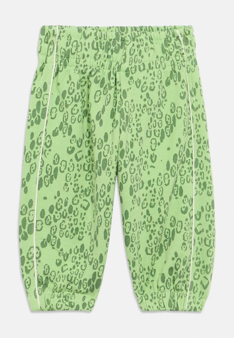 Lichtgroene peuterbroek met donkergroene luipaardvlekken, een elastische tailleband en boorden, en witte zijstrepen.