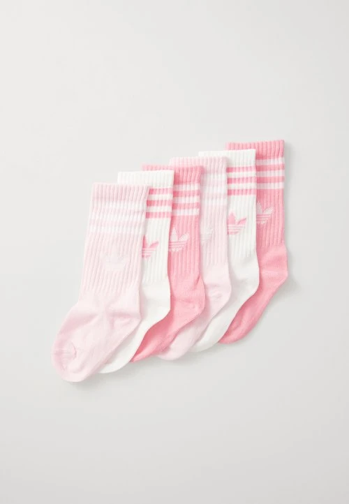 Zes paar crew-sokken in tinten roze en wit. Het ontwerp heeft ribbelige bovenkanten en strepen op geselecteerde paren. Het materiaal lijkt zacht.
