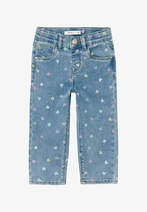 Denim jeans in een lichtblauwe kleur, met een repetitief pastel hartpatroon. Inclusief voorzakken en een knoopsluiting.