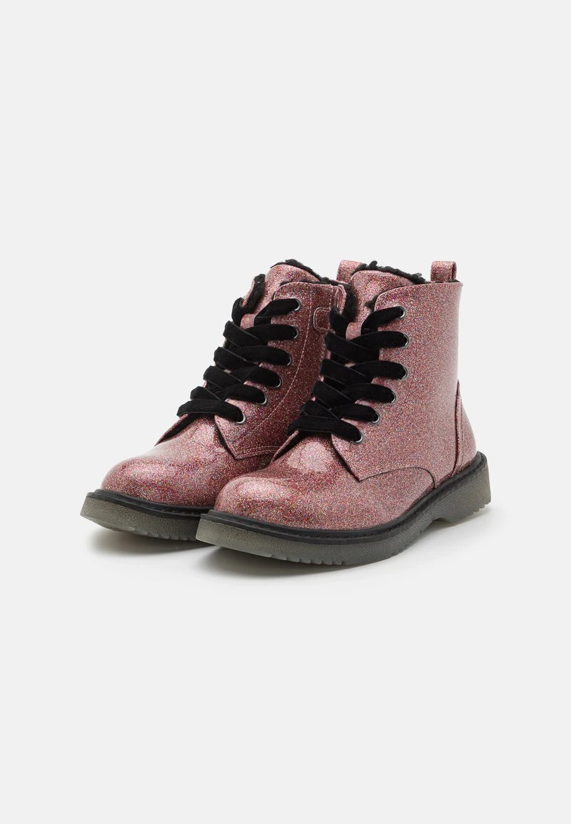 Roze glitter enkelboots met zwarte veters, faux bont voering en stevige rubberen zolen; met een ronde neus en versterkte veterogen.