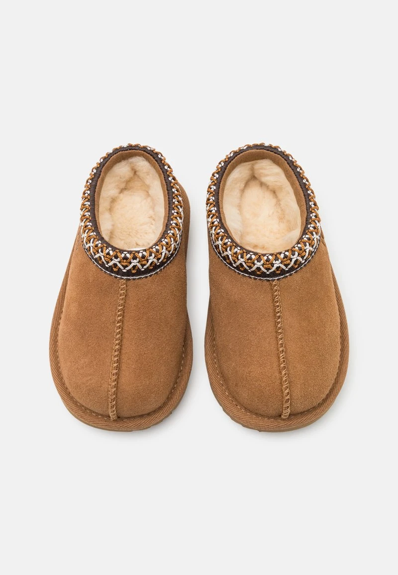 Bruine suède slippers met een bontvoering, voorzien van een textuur en decoratieve gestikte kraag in de kleuren crème, bruin en oranje kralen.