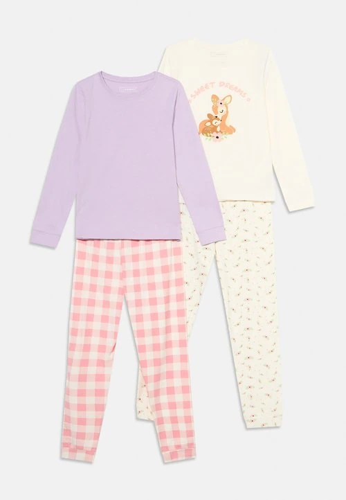 Twee sets kinderpajama's met lange mouwen, één lila bovenstuk met roze-witte geruite broek, het andere crème bovenstuk met dierenprint en bloemenbroek.